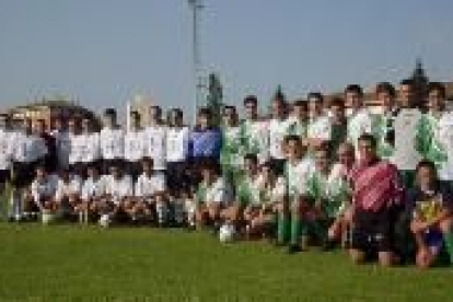 En la imagen, los equipos de fútbol de Villamañán y Pobladura