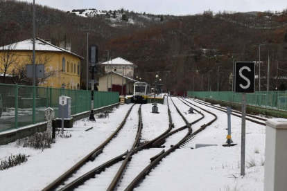 Vista de la estación de Matallana de Torío (León), cubierta por la nieve. CASARES