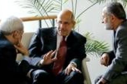 El Baradei, en el centro, conversando con el embajador iraní en el ONU y el ministro de exteriores