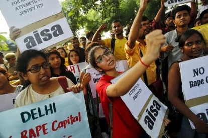 Estudiantes indios protestan por las recientes violaciones de menores frente al cuartel general de la Policia, en Nueva Deli, este domingo.