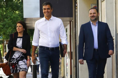 Pedro Sánchez (c), reelegido en primarias como secretario general del PSOE, acompañado por los diputados Adriana Lastra y José Luis Ábalos, a su llegada esta mañana a la sede del partido donde se reúne hoy con los trabajadores de la sede federal.