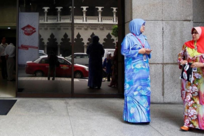 Dos mujeres malasias en una calle de Kuala Lumpur.