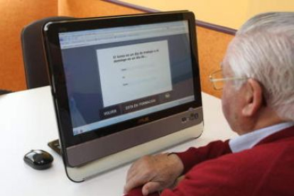 Un usuario entrena su memoria con uno de los programas de la Asociación Alzhéimer.