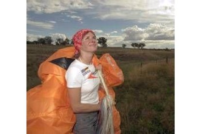 Ana Wisnierska con su parapente, en Australia