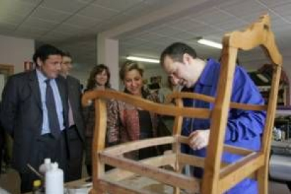 La consejera de Familia, Rosa Valdeón, visitó el centro de discapacitados de La Senda