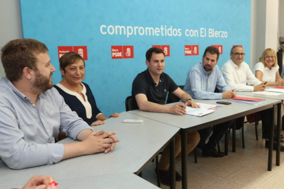 En el centro, Cendón, Tudanca y Ramón, ayer durante la reunión con la Ejecutiva local. L. DE LA MATA