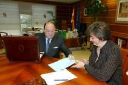 La consejera de Medio Ambiente, Maria Jesus Ruiz, junto al presidente de Cecale, Antonio Primo