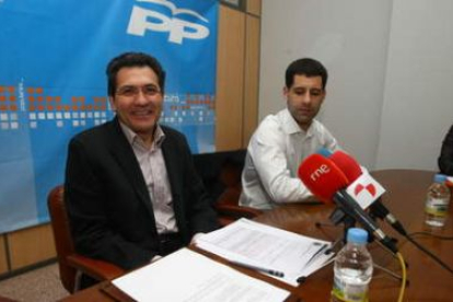 Antonio Canedo, en una foto de archivo en la sede del PP comarcal, repite como candidato.