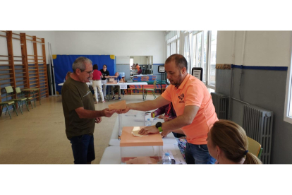 Una persona vota en Cistierna. DL