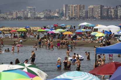 Numerosas personas llenan la playa del Palo de Málaga hoy domingo 23J en una jornada de elecciones generales en la que se compagina las urnas y la playa.  JORGE ZAPATA