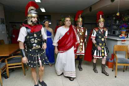 El alcalde del municipio palentino de Saldaña, Adolfo Palacios (PP), entra en el colegio electoral vestido de emperador romano, 'Imperator Saldaniae', junto a un séquito de soldados y doncellas también romanos. AYUNTAMIENTO DE SALDAÑA