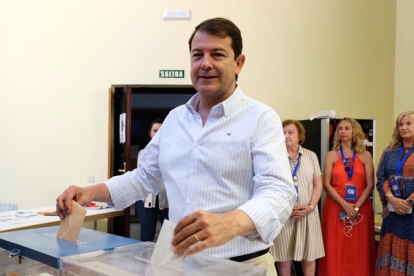 El presidente del Partido Popular de Castilla y León, Alfonso Fernández Mañueco, ejerce su derecho al voto en la Delegación de Economía y Hacienda. JESÚS FORMIGO