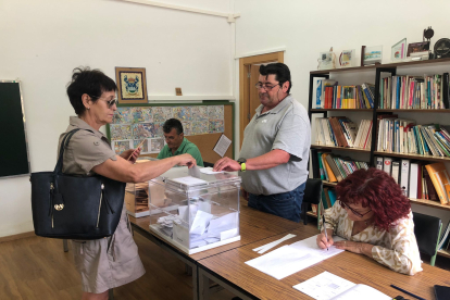 Una vecina vota en Sabero. DL