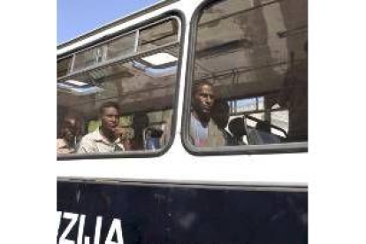 Un grupo de inmigrantes, en el autobús, tras haber desembarcado