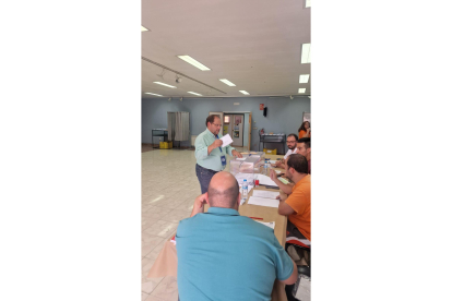 Momento de la votación de Javier Carrera, alcalde de La Bañeza. DL
