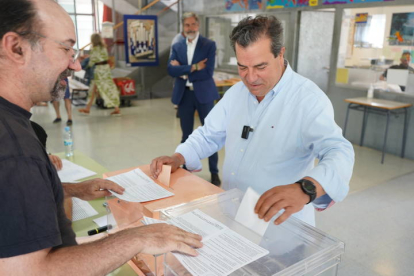 Francisco José García Paramio (Vox) ejerce su derecho al voto. J. NOTARIO