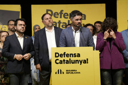 Rufián y Oriol Junqueras, durante la rueda de prensa de ERC. ALEJANDRO GARCÍA
