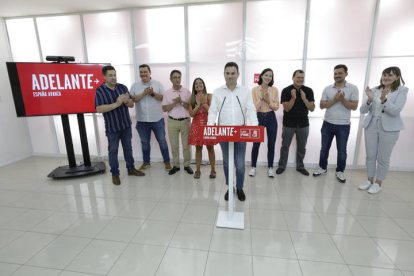 Seguimiento de los resultados de las elecciones generales en la sede del PSOE de León. FERNANDO OTERO
