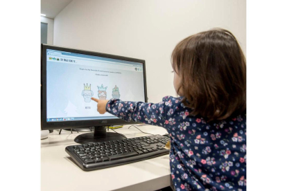 Una niña utiliza el ordenador para pintar a los Reyes Magos. DL