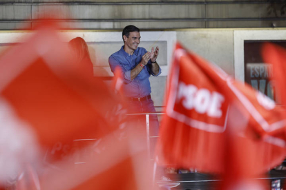 Pedro Sánchez se dirige a sus simpatizantes tras las elecciones del 23-J. EFE