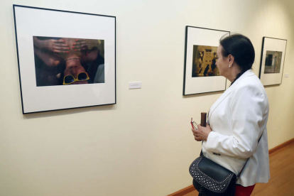 Una visitante admira una de las fotografías expuestas en el CLA. FERNANDO OTERO