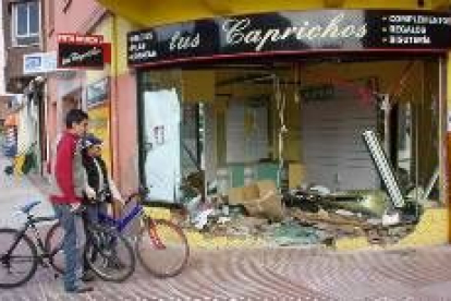 El escaparate y la fachada del establecimiento quedaron totalmente destrozados por el coche