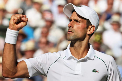 Djokoviccon un tono serio celebra el pase a la final de Wimbledon. GALVIN