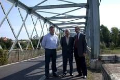 Carlos Díez, José Luis Martínez e Ignacio Robles, ante el puente