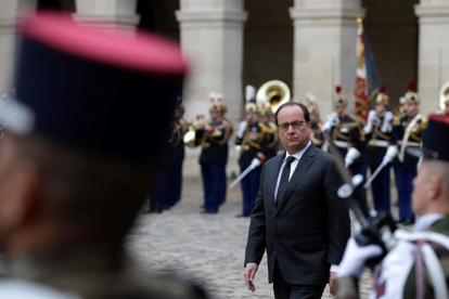 El presidente francés François Hollande asiste a una ceremonia en el palacio nacional de Los Inválidos en París
