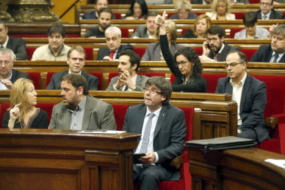 El presidente de la Generalitat, Carles Puigdemont, durante una votación en el pleno. ANDREU DALMAU