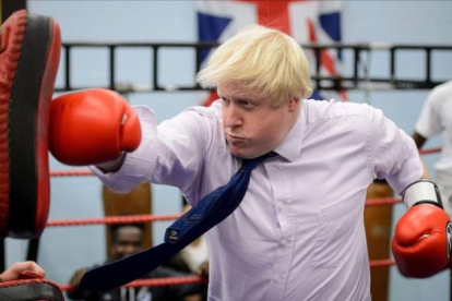 El alcalde de Londres, Boris Johnson durante su visita a Lucha por la Paz en North Woolwich, Londres. Lucha por la Paz ayuda a jóvenes en situación de riesgo.