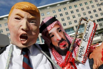 Activistascaracterizados como Trump y Bin Salmán protestan ante el Departamento de Estado de EEUU reclamando sanciones contra Arabia Saudí por la muerte de Khashoggi.
