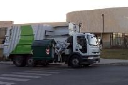 Los camiones de carga lateral serán una de las novedades del nuevo sistema de recogida de basuras