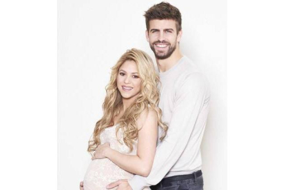Shakira y Piqué, en la imagen que han distribuido para celebrar el 'baby shower'.