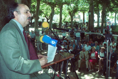 El poeta Antonio Colinas, durante la XXXV edición de la Fiesta de la Poesía en 2000.