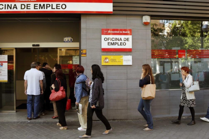 Una fila de parados en una oficina de empleo.