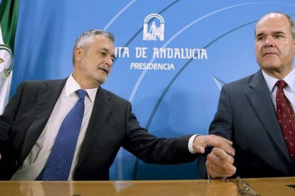 Los expresidentes de la Junta de Andalucía, José Antonio Griñán (izquierda) y Manuel Chaves, en una imagen de archivo.