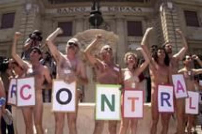 Un grupo de manifestantes convocados por el Foro Social protestan desnudos ante el Banco de España
