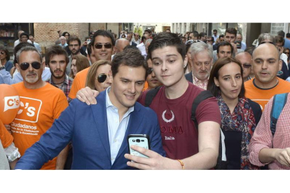 Rivera, ayer, en su paseo por el centro de Valladolid rodeado de simpatizantes.