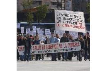 Vecinos de Cabrillanes, durante la manifestación delante de la Junta
