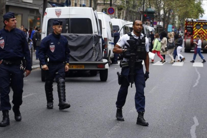 Despliegue policial por la falsa alerta terrorista en París.