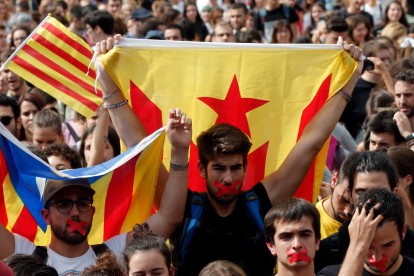 Unos 15.000 estudiantes se concentraron ayer en el centro de Barcelona. JUAN CARLOS CARDENAS