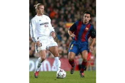 Beckham trata de deshacerse del marcaje de Xavi en la medular