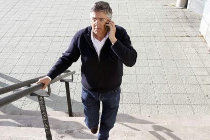 Tano Franco sube las escaleras que conducen al club del que hoy podría ser presidente.