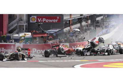 Alonso, el británico Hamilton y el francés Grosjean en el momento de impactar.