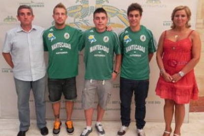 Simón, Diego, Marquitos, Héctor y Sagrario con los nuevos.