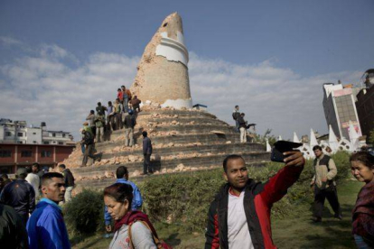 Un hombre se toma un selfi en la torre Dharahara