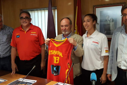 La capitana de la selección entregó la camiseta de juego al alcalde de Bembibre. FROC