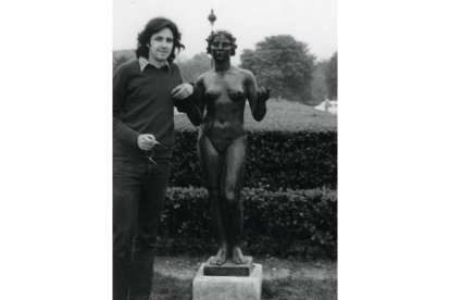 Célso Gavela en París, en 1974. ARCHIVO PERSONAL DE CÉSAR GAVELA
