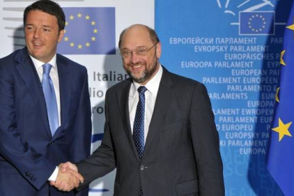 Renzi (izquierda) y el presidente de la Eurocámara, Martin Schulz, este miércoles en la sede del Parlamento Europeo en Estrasburgo.